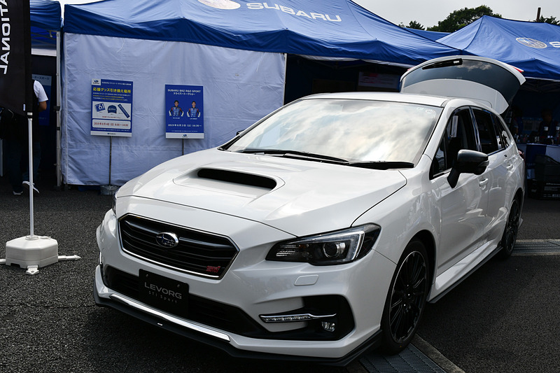 STIの市販車も各種展示されている