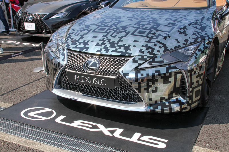 外装にはQRコードをモチーフにした独自のカモフラージュが施される。足下は21インチホイールにミシュラン「パイロットスーパースポーツ」の組み合わせ