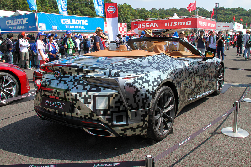 外装にはQRコードをモチーフにした独自のカモフラージュが施される。足下は21インチホイールにミシュラン「パイロットスーパースポーツ」の組み合わせ