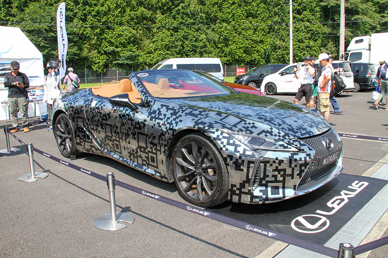 外装にはQRコードをモチーフにした独自のカモフラージュが施される。足下は21インチホイールにミシュラン「パイロットスーパースポーツ」の組み合わせ