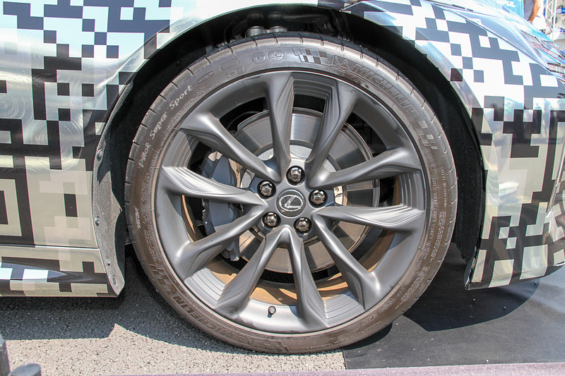 外装にはQRコードをモチーフにした独自のカモフラージュが施される。足下は21インチホイールにミシュラン「パイロットスーパースポーツ」の組み合わせ