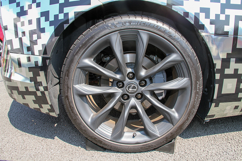 外装にはQRコードをモチーフにした独自のカモフラージュが施される。足下は21インチホイールにミシュラン「パイロットスーパースポーツ」の組み合わせ