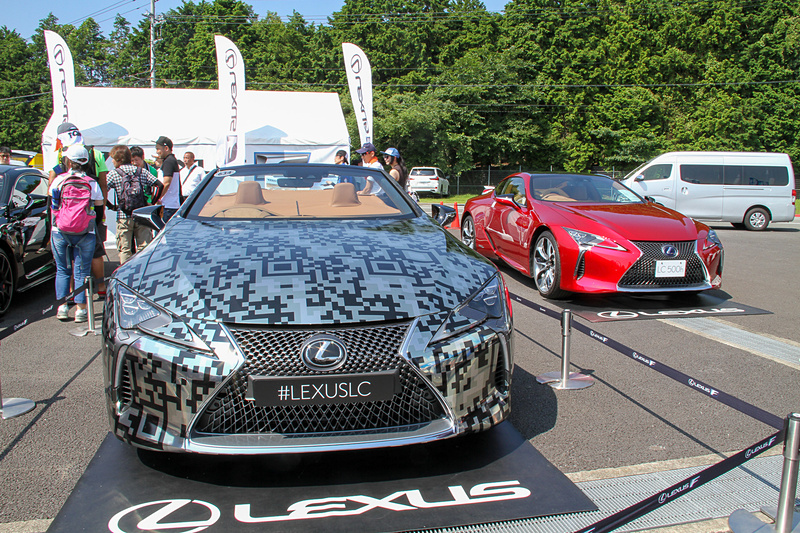 LCコンバーチブルモデル（プロトタイプ、左）と「LC500h」（右）