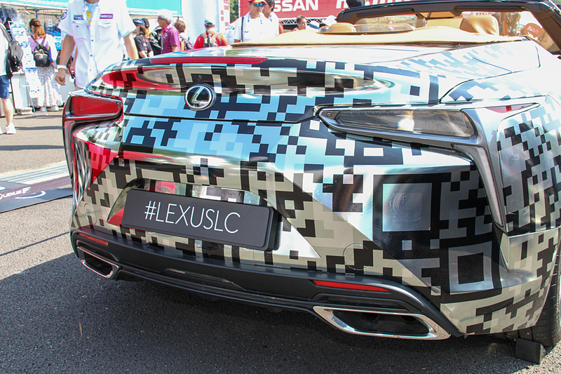 外装にはQRコードをモチーフにした独自のカモフラージュが施される。足下は21インチホイールにミシュラン「パイロットスーパースポーツ」の組み合わせ