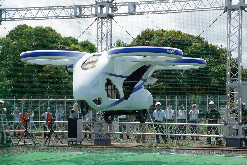 浮上に成功した「空飛ぶクルマ」の試作機。試作機には人などは乗っていない