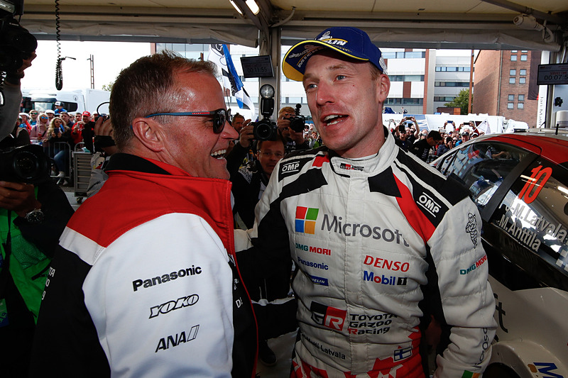 ヤリ-マティ・ラトバラ選手（写真右）