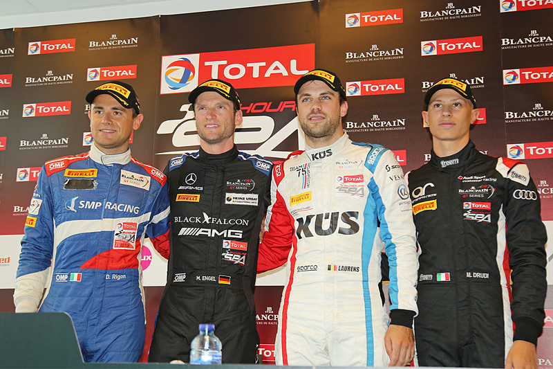 ポールポジションを獲得した4号車 Mercedes-AMG GT3（Mercedes-AMG Team BLACK FALCON）のマーロ・エンゲル選手（左から2人目）