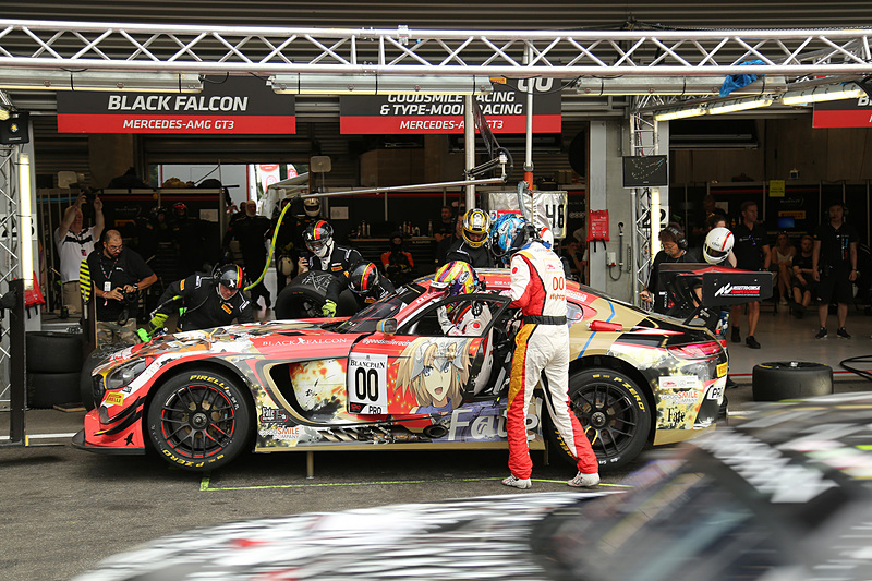 プレクオリファイで、片岡龍也選手から谷口信輝選手にドライバー交代するGoodsmile Racing＆Type-Moon Racing