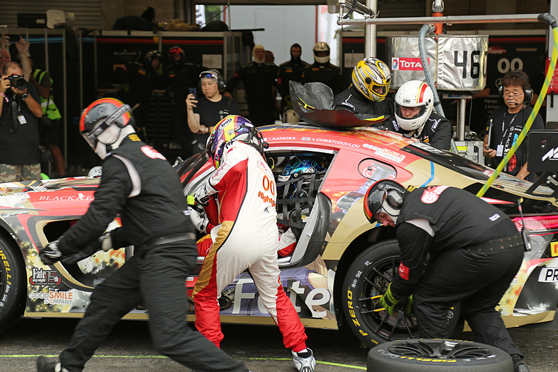 プレクオリファイで、片岡龍也選手から谷口信輝選手にドライバー交代するGoodsmile Racing＆Type-Moon Racing