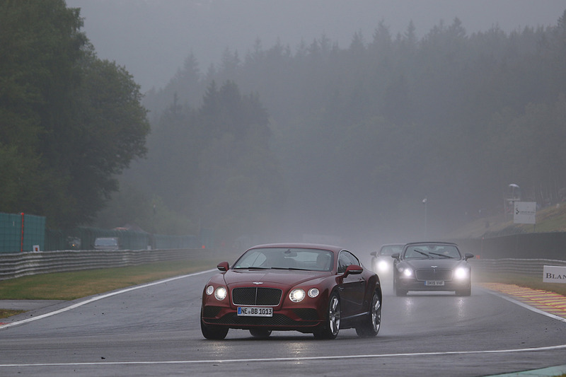 スタート前にスーパーカーがデモラン