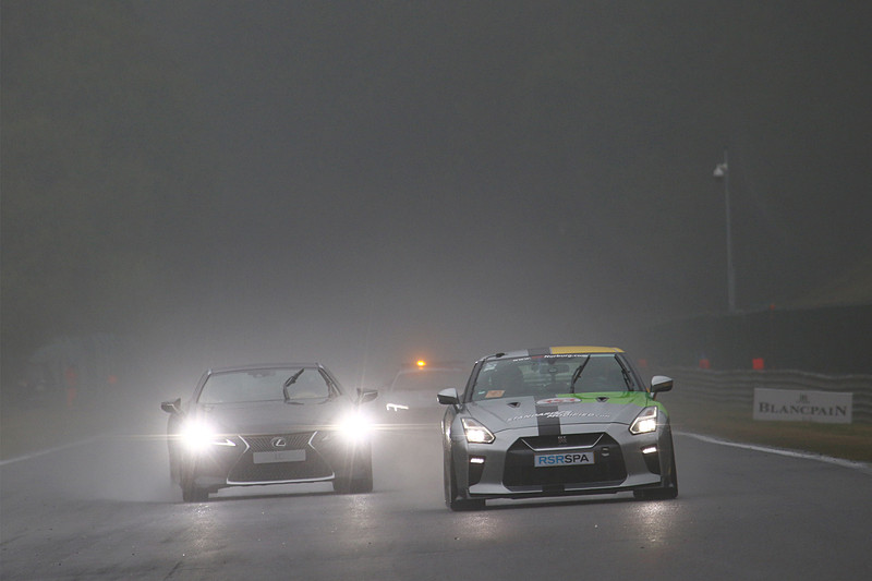 スタート前にスーパーカーがデモラン