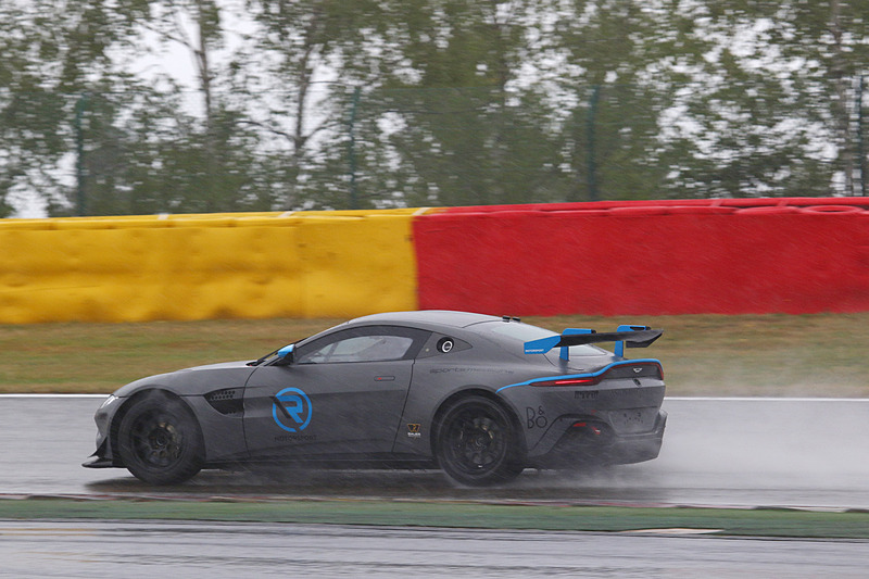 スタート前にスーパーカーがデモラン