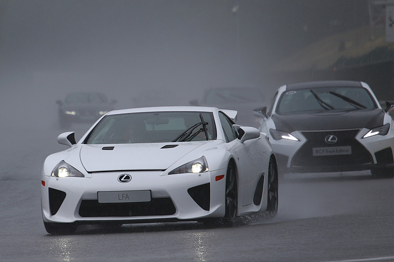 スタート前にスーパーカーがデモラン