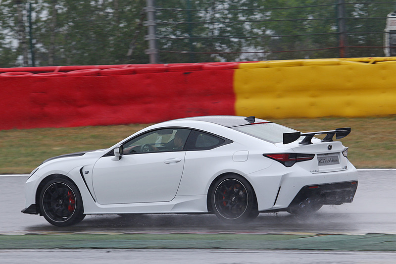 スタート前にスーパーカーがデモラン