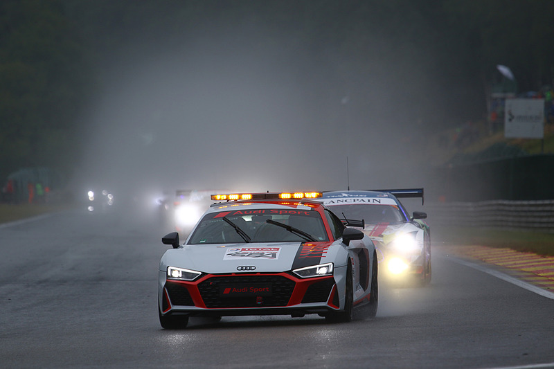 3周にわたりセーフティカーが先導