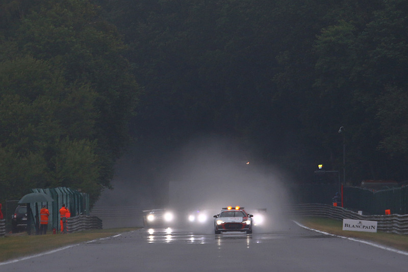 3周にわたりセーフティカーが先導