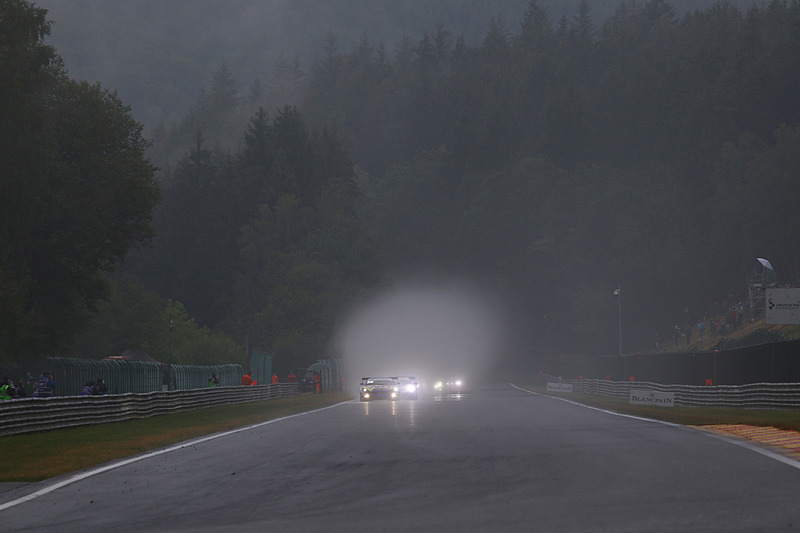 トップを走行するMercedes-AMG GT3 4号車