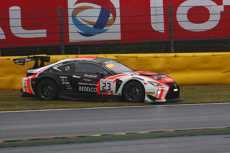 スピンするAMクラスのLexus RCF GT3