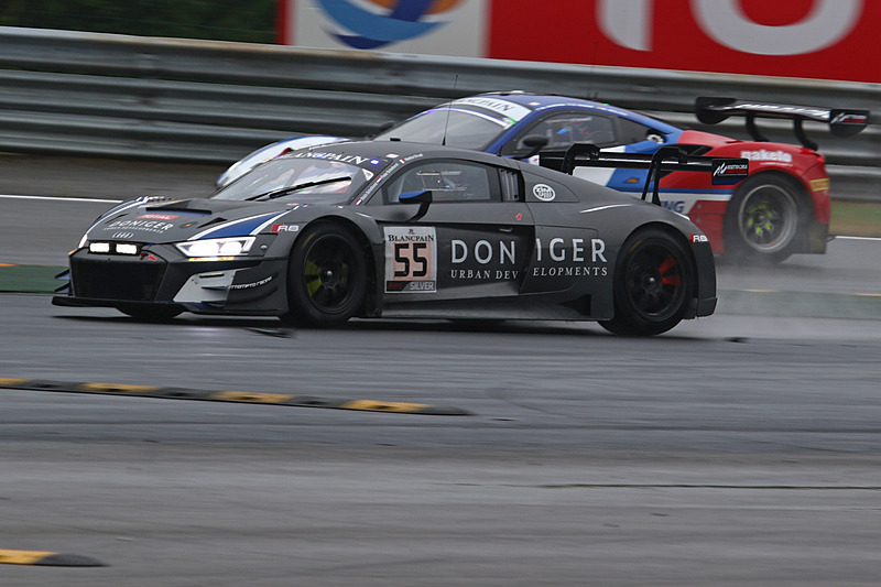 コースアウトして走るAudi R8 LMS GT3 2019 55号車