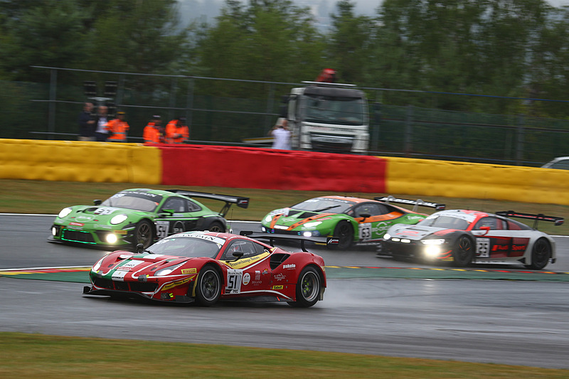コースアウトして走るFerrari 488 GT3 51号車