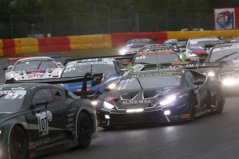 ひしめき合うレ・コンブ コーナーの立ち上がり