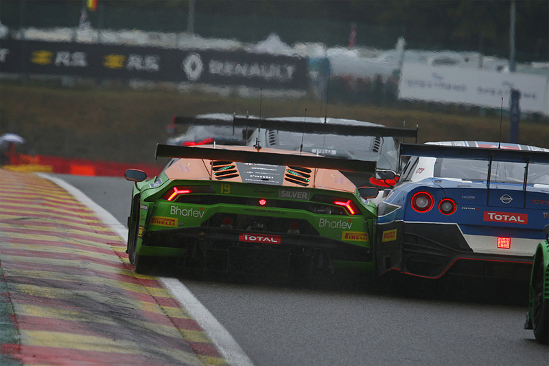 ぶつかり合い、激しくコースアウトするマシン