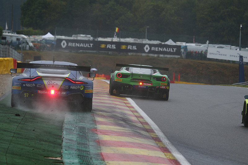 ぶつかり合い、激しくコースアウトするマシン