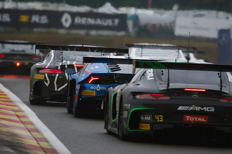 ぶつかり合い、激しくコースアウトするマシン