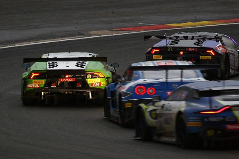 暗くなりかけたコースでのバトル