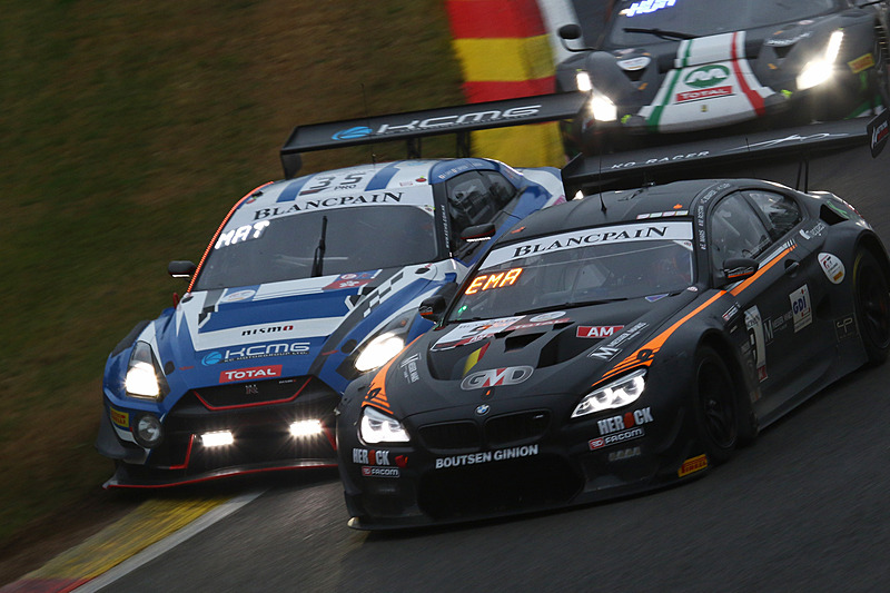 ブリュッセルコーナーでAMクラスのBMW M6 GT3 9号車とバトルするNissan GT-R NISMO GT3 35号車