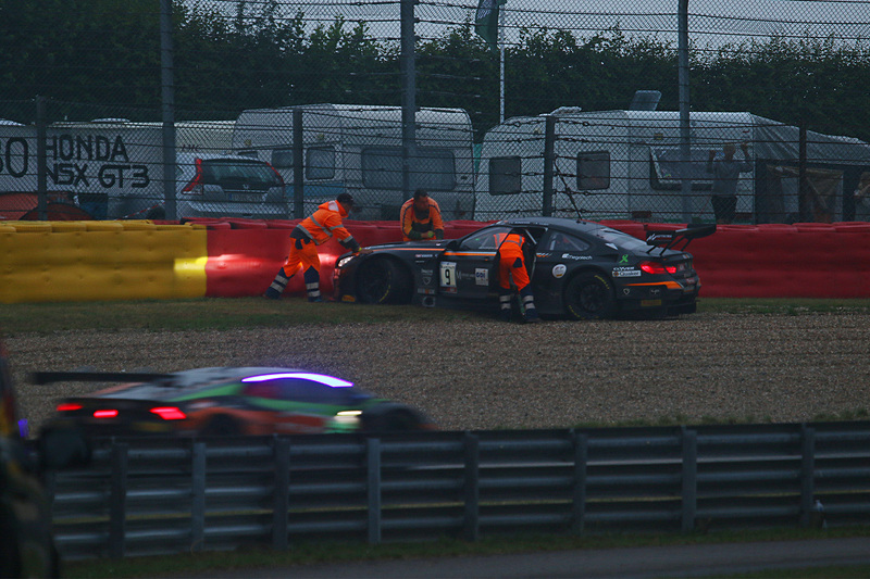 レ・コンブ コーナーの立ち上がりでコースアウトするAMクラスのBMW M6 GT3 9号車