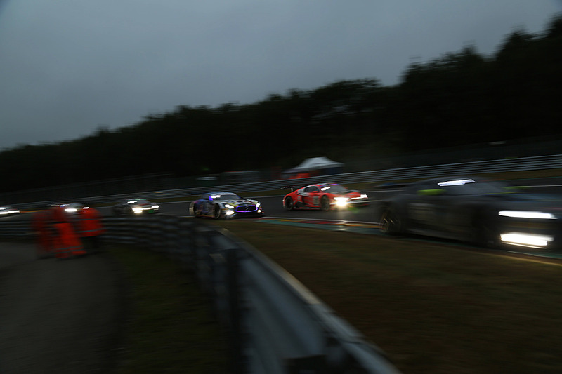 レ・コンブ コーナーの進入でのバトル