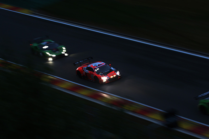 ナイトセッション中のブリュッセルコーナーからプーオンコーナーのバトルシーン