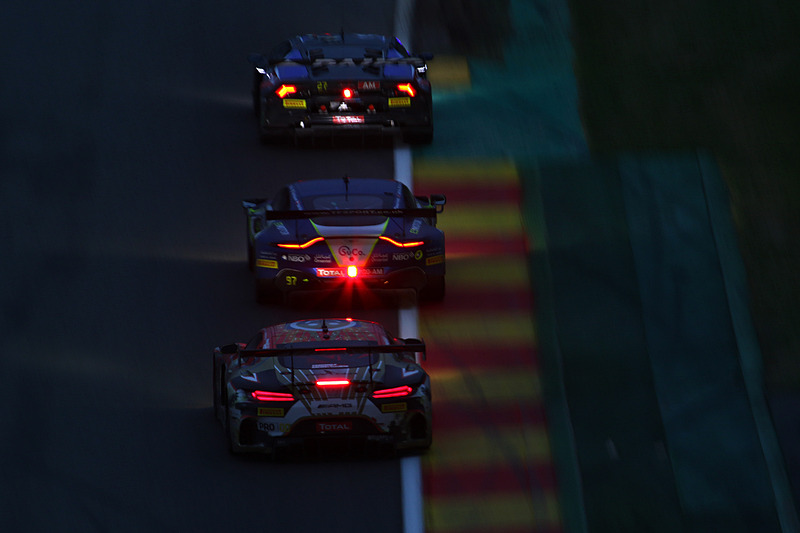 ナイトセッション中のブリュッセルコーナーからプーオンコーナーのバトルシーン