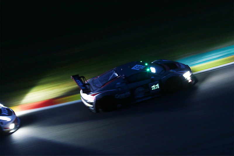 ナイトセッション中のブリュッセルコーナーからプーオンコーナーのバトルシーン