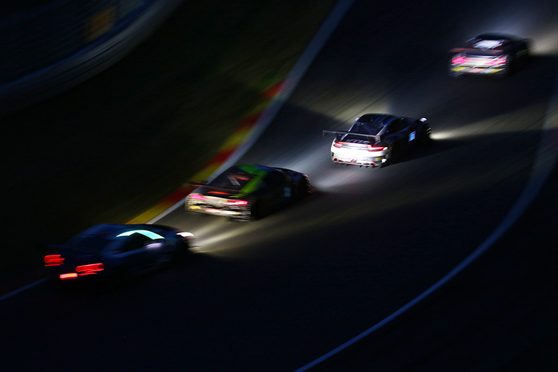 ナイトセッション中のブリュッセルコーナーからプーオンコーナーのバトルシーン