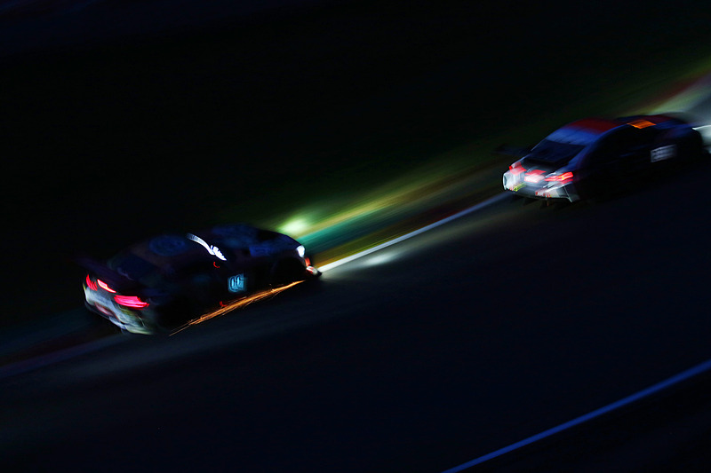 ナイトセッション中のブリュッセルコーナーからプーオンコーナーのバトルシーン