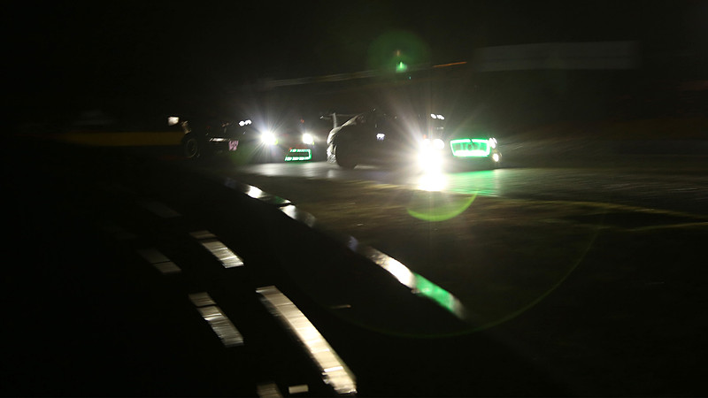 ナイトセッション中のブリュッセルコーナーからプーオンコーナーのバトルシーン