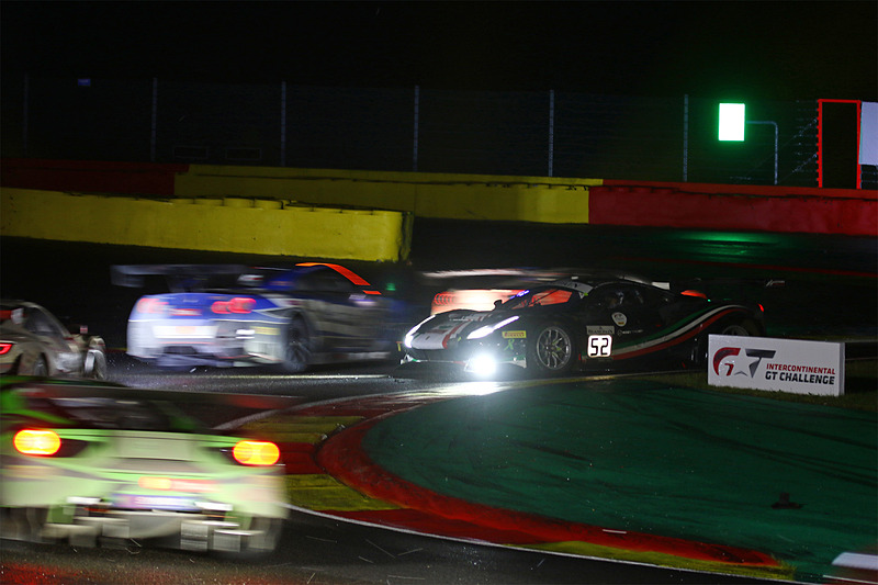 左リアタイヤがバーストして、ピットに戻る手前のシケインでスピンするPro-AmクラスのFerrari 488 GT3 52号車