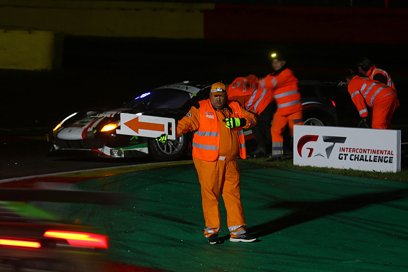 左リアタイヤがバーストして、ピットに戻る手前のシケインでスピンするPro-AmクラスのFerrari 488 GT3 52号車