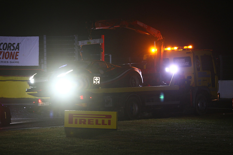 左リアタイヤがバーストして、ピットに戻る手前のシケインでスピンするPro-AmクラスのFerrari 488 GT3 52号車