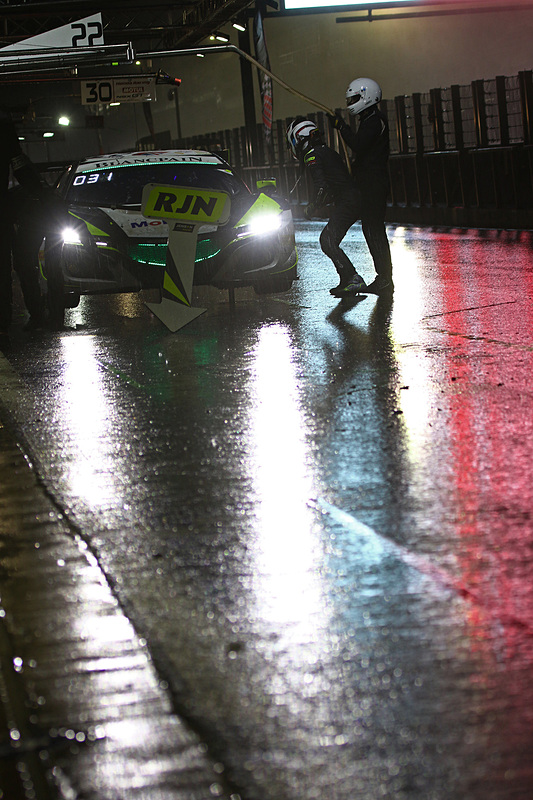 雨が激しくなったHonda Acura NSX GT3 2019 22号車のピット