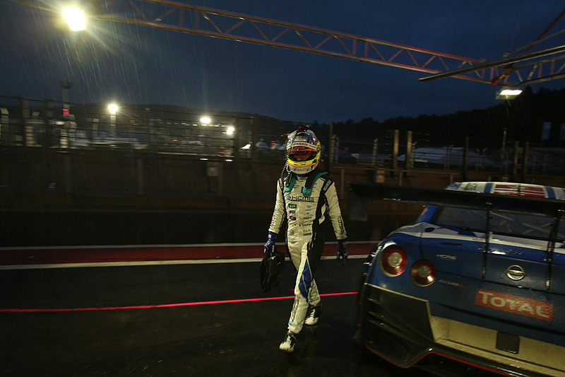 朝6時前にマシンを降りる千代選手