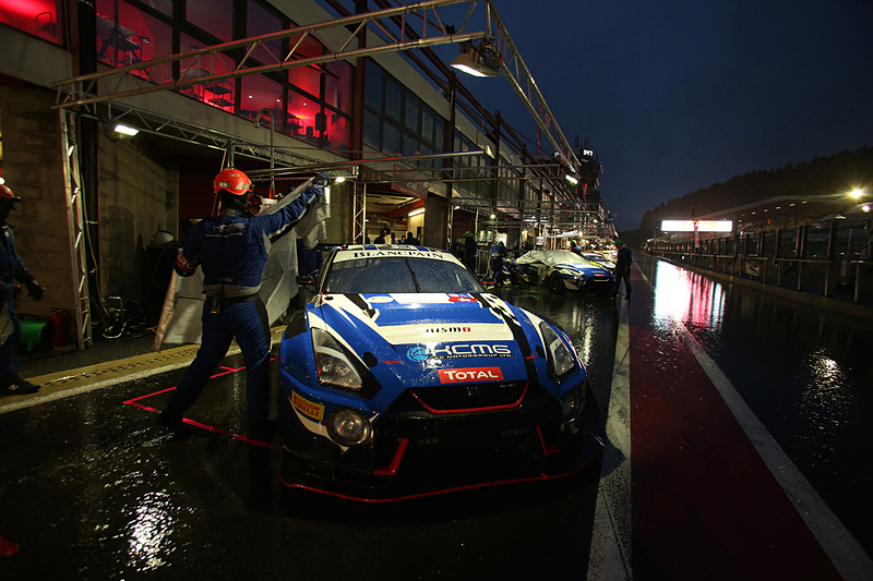 激しい雨の影響で28日の早朝5時45分ごろから11時15分（ピットロードオープン）までレースは約5時間30分の中断