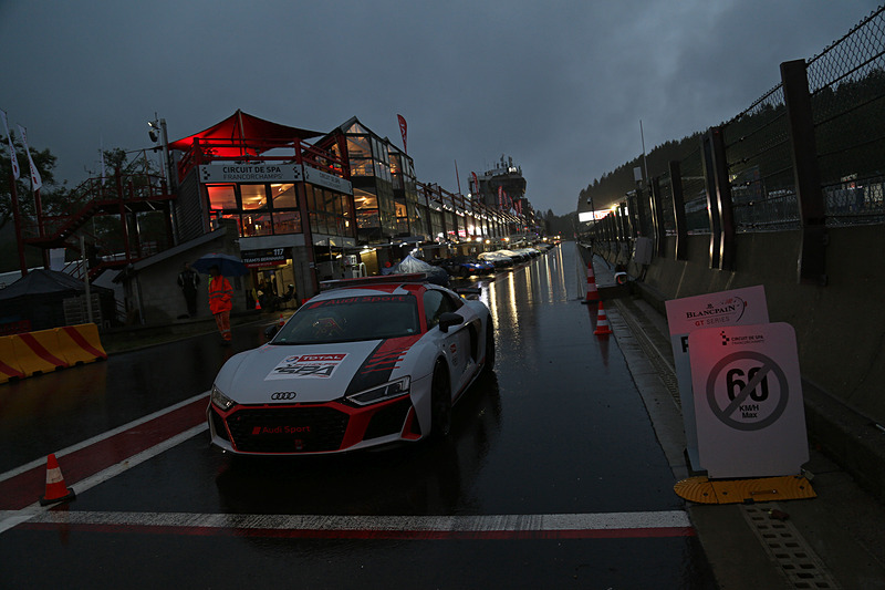 激しい雨の影響で28日の早朝5時45分ごろから11時15分（ピットロードオープン）までレースは約5時間30分の中断