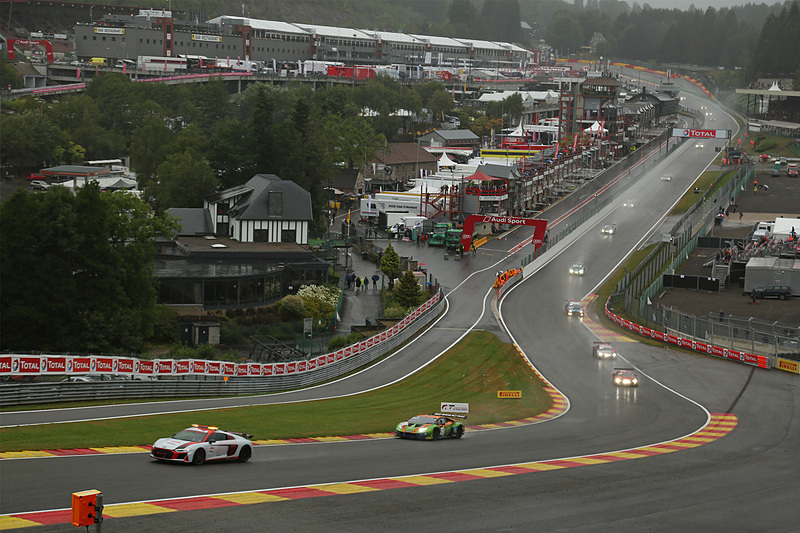 11時30分にセーフティカー先導でフォーメーションラップが行なわれた