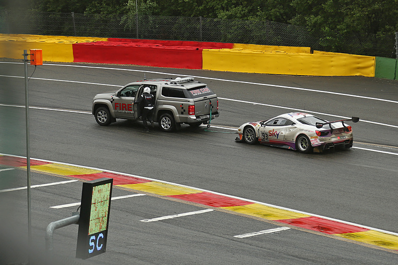 フォーメーションラップ中にオ・ルージュを登りきったところで、ジャンカルロ・フィジケラ選手のFerrari 488 GT3 93号車がストップ