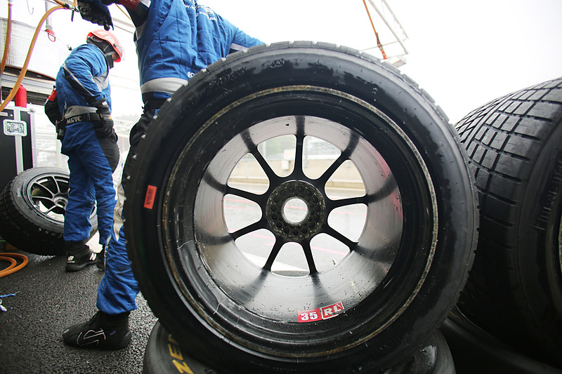 レインタイヤを装着するNissan GT-R NISMO GT3 35号車。ドライバーは千代選手から松田選手へ