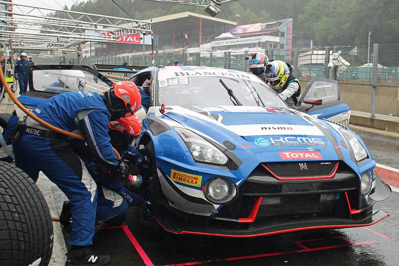 レインタイヤを装着するNissan GT-R NISMO GT3 35号車。ドライバーは千代選手から松田選手へ