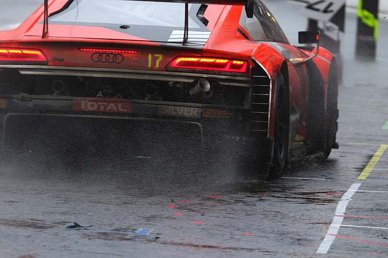 水しぶきをあげてピットに戻るマシン